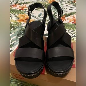 Fitflop Pilar black strap leather clogs